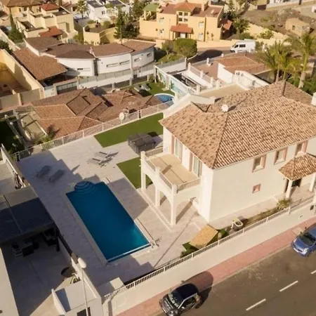 Lovely 4-bed House In Costa Adeje Costa Adeje (Tenerife)