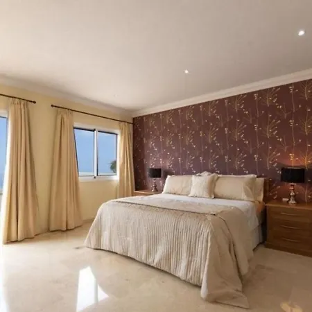 Lovely 4-bed House In Costa Adeje Ferienhaus