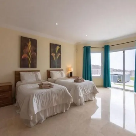 Ferienhaus Lovely 4-bed House In Costa Adeje *
